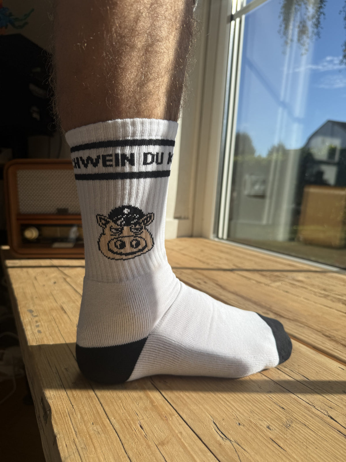 Socken gegen Faschos am Fuß, seitlich mit Nazischwein und Bündchen