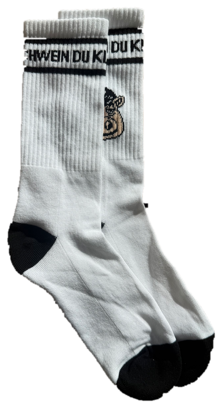 Socken gegen Faschos: ein Paar weiße Sportsocken mit Nazischwein, Bündchen „DU KLEINES NAZI SCHWEIN“, schwarze Ferse und Spitze